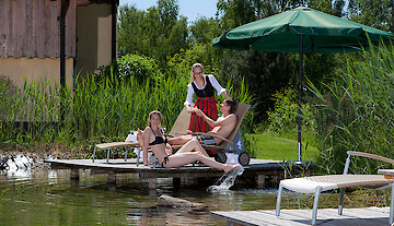 Relaxen am Naturbadesee im Hotel Riedlberg
